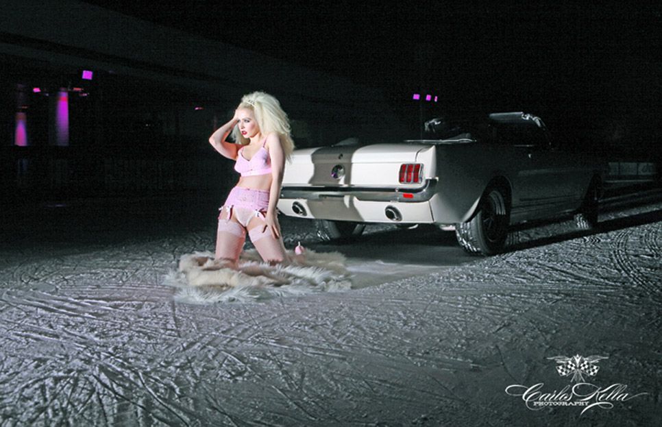 Chicas y coches clásicos de calendario