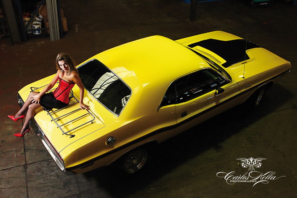 Chicas y coches clásicos de calendario