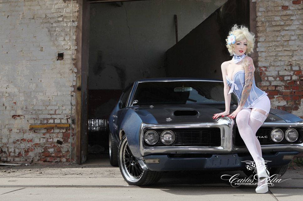 Chicas y coches clásicos de calendario