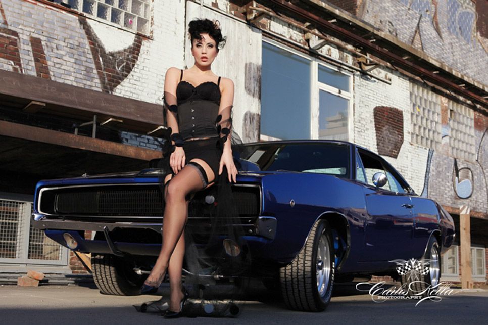 Chicas y coches clásicos de calendario