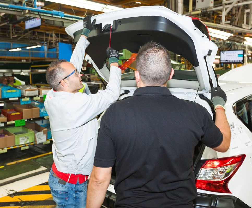 Iniesta, el primero en conducir el Nissan Pulsar