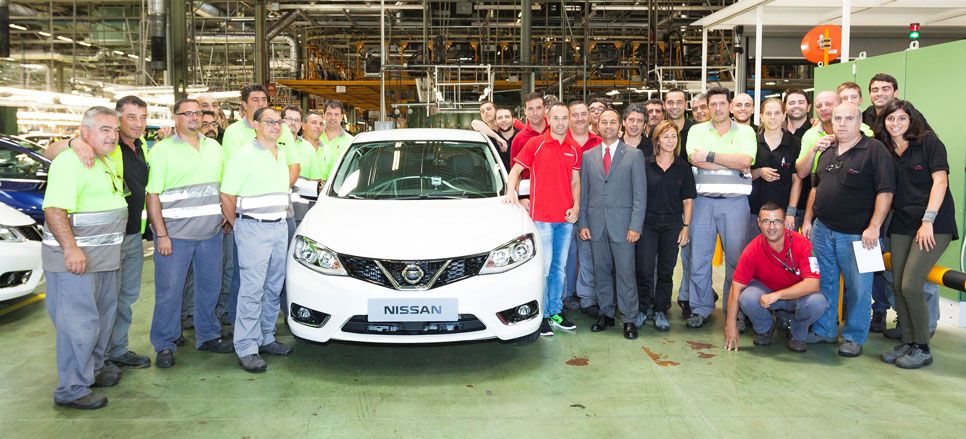 Iniesta, el primero en conducir el Nissan Pulsar