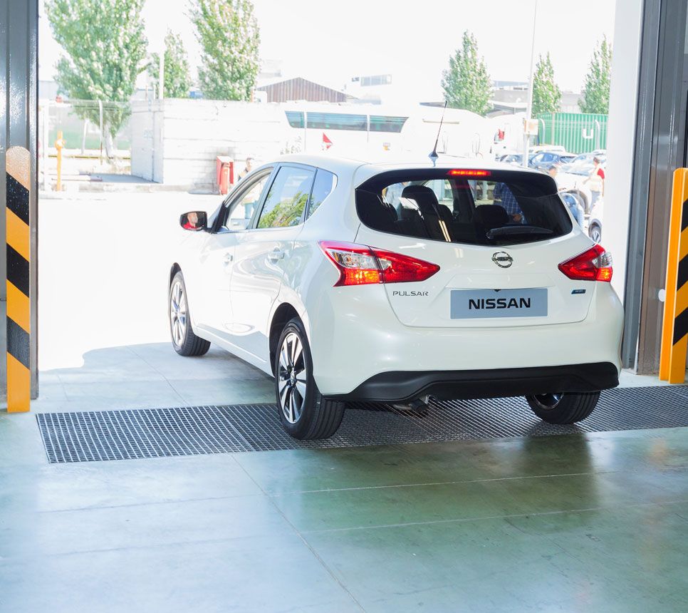 Iniesta, el primero en conducir el Nissan Pulsar
