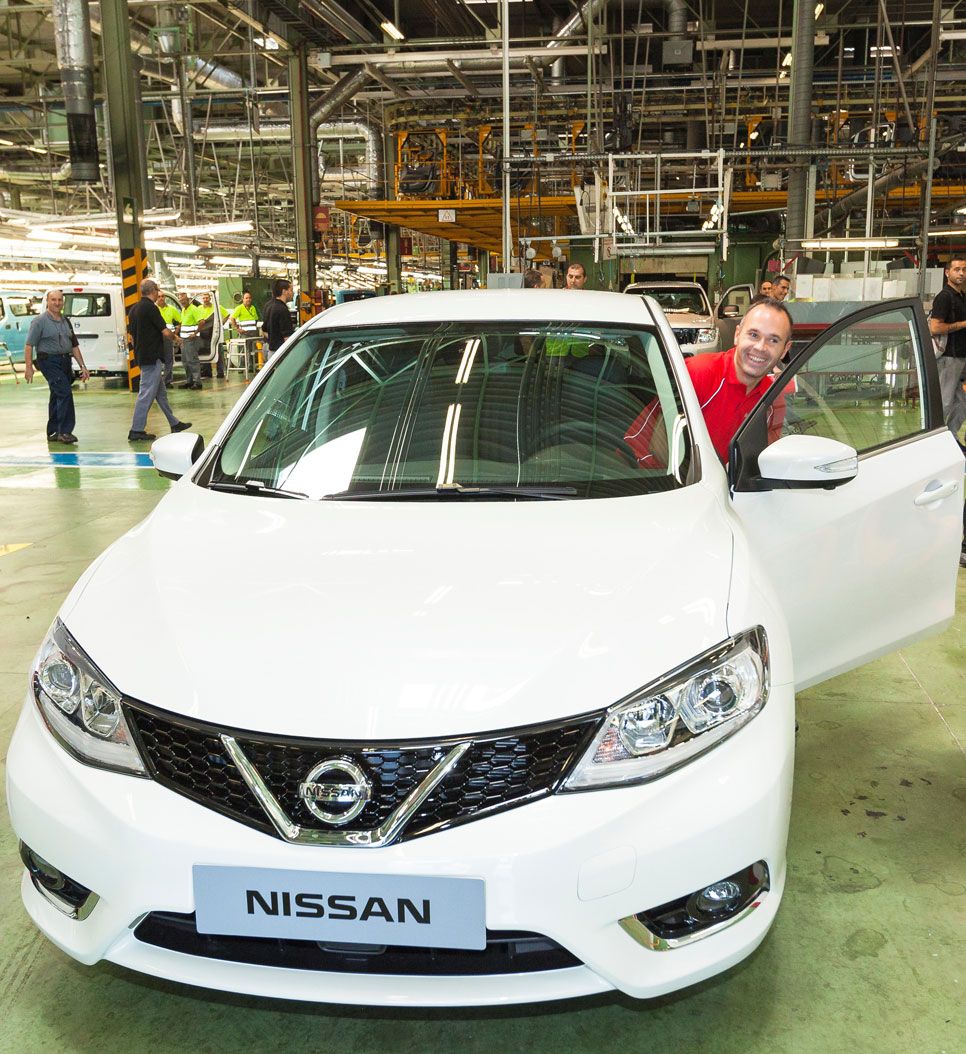 Iniesta, el primero en conducir el Nissan Pulsar
