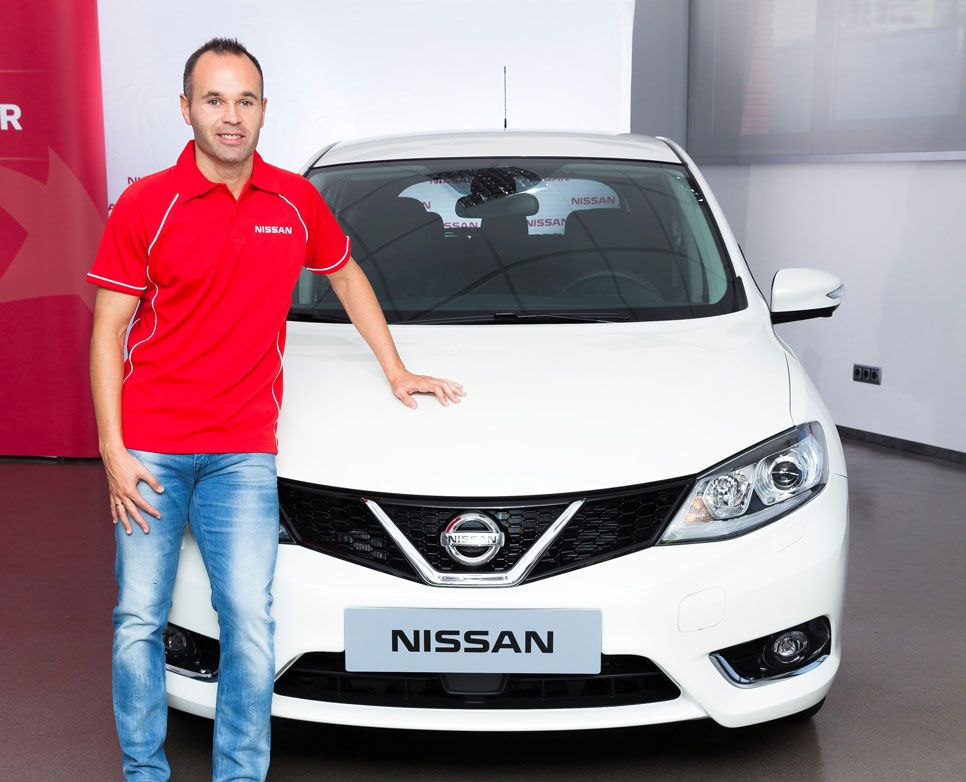 Iniesta, el primero en conducir el Nissan Pulsar