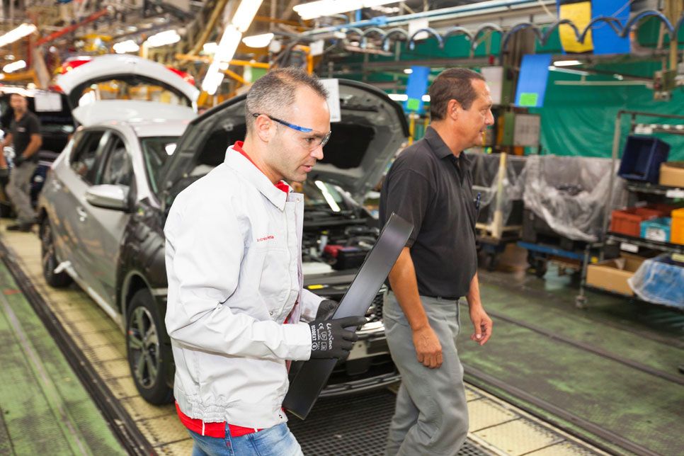 Iniesta, el primero en conducir el Nissan Pulsar
