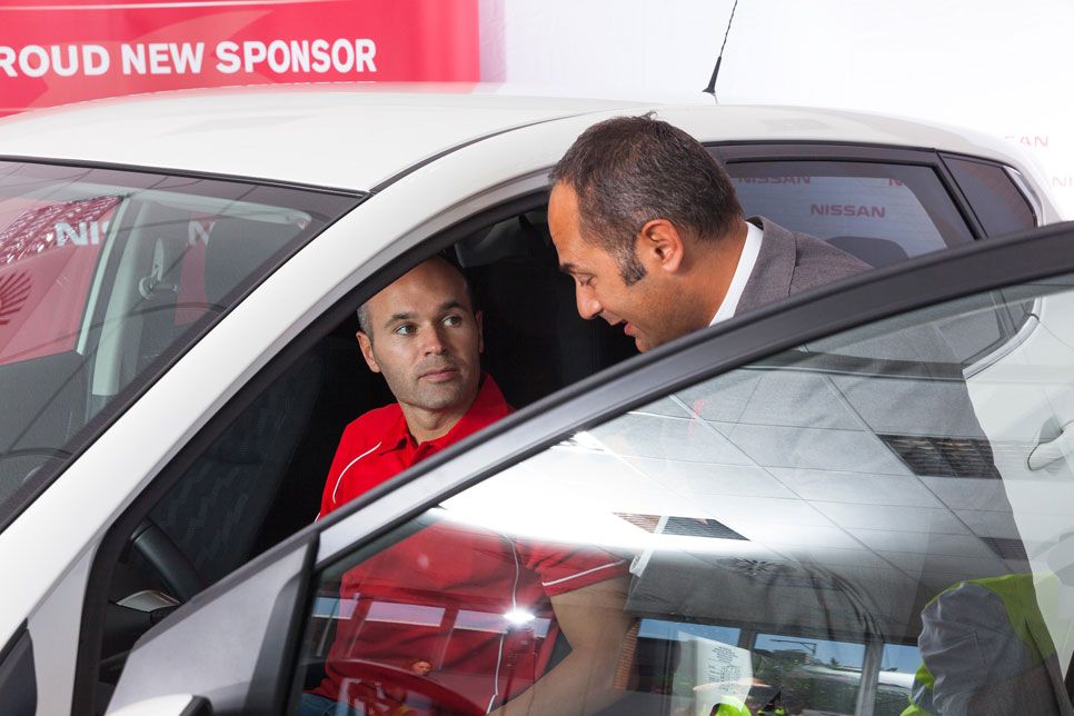 Iniesta, el primero en conducir el Nissan Pulsar