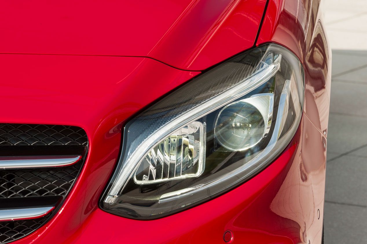 Contacto: Mercedes Clase B, acicalado y eléctrico