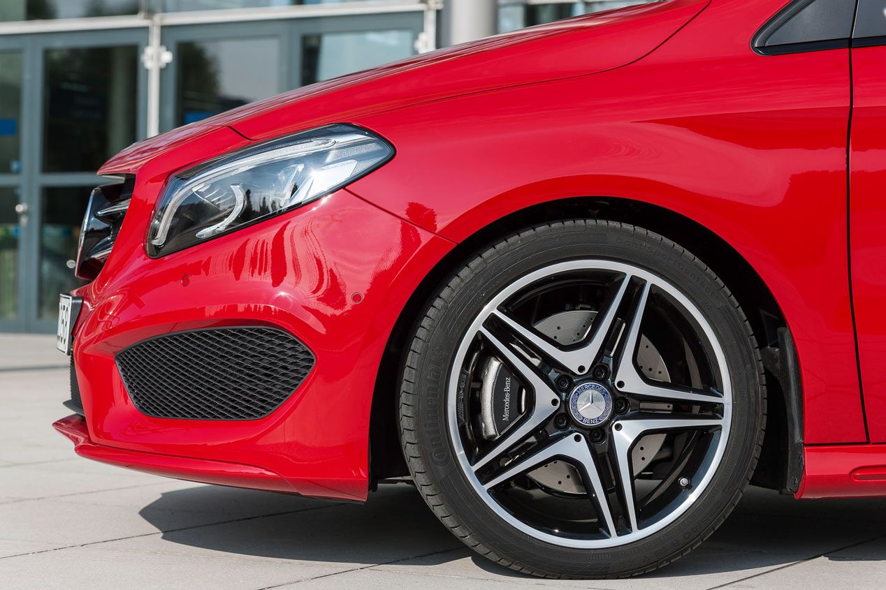 Contacto: Mercedes Clase B, acicalado y eléctrico