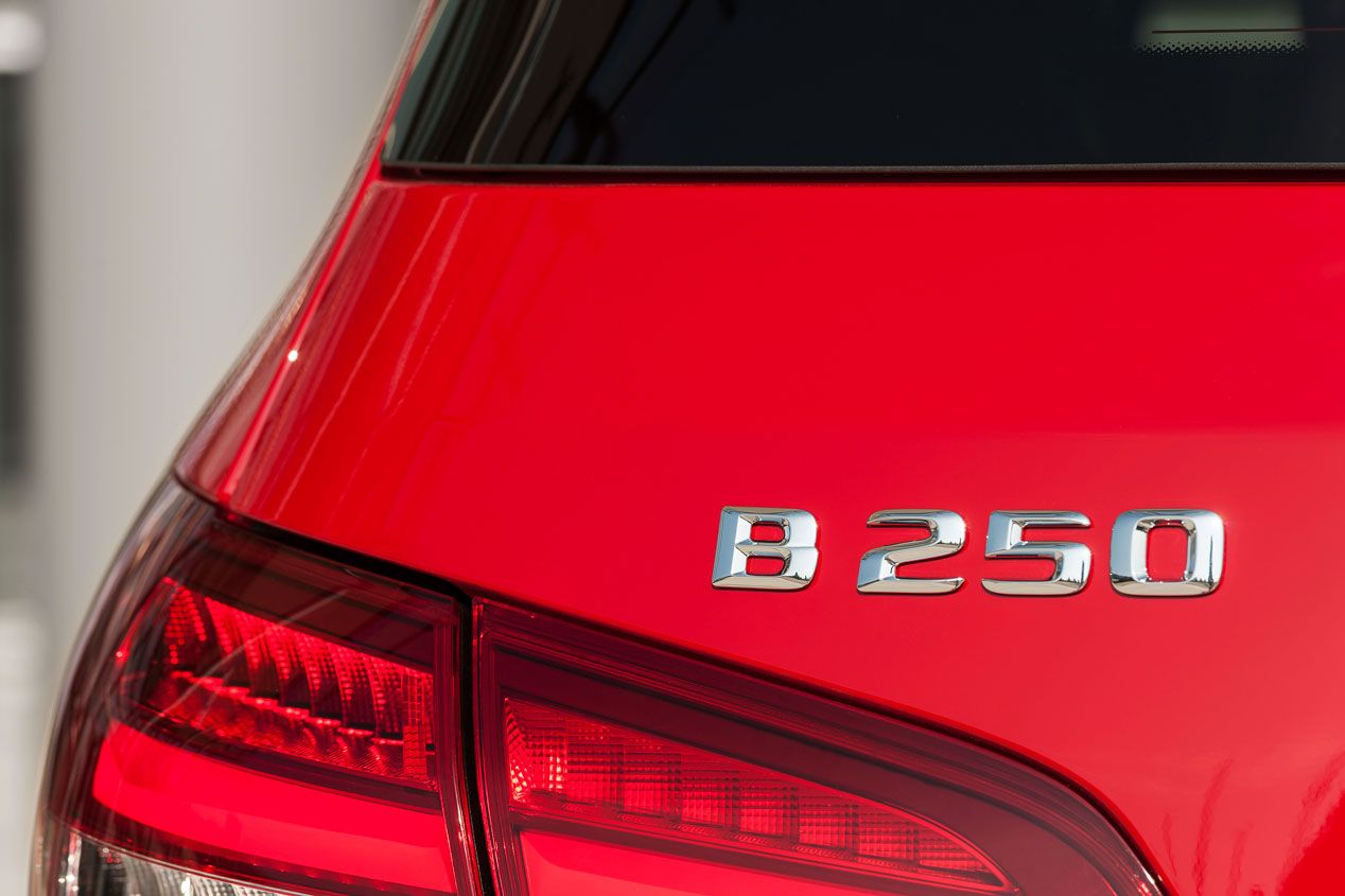 Contacto: Mercedes Clase B, acicalado y eléctrico
