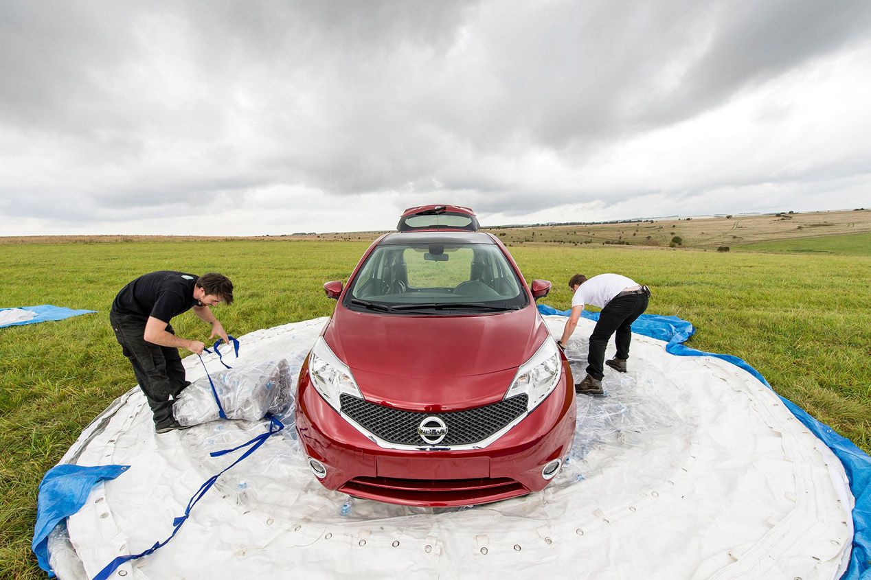 Nissan crea la esfera CarZorb más grande del mundo