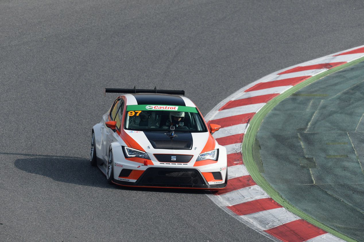 Maxi Iglesias y Santi Millán, en el reto Seat León Cup Racer en Montmeló