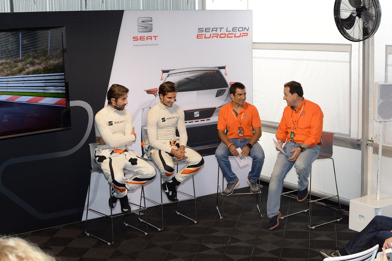Maxi Iglesias y Santi Millán, en el reto Seat León Cup Racer en Montmeló