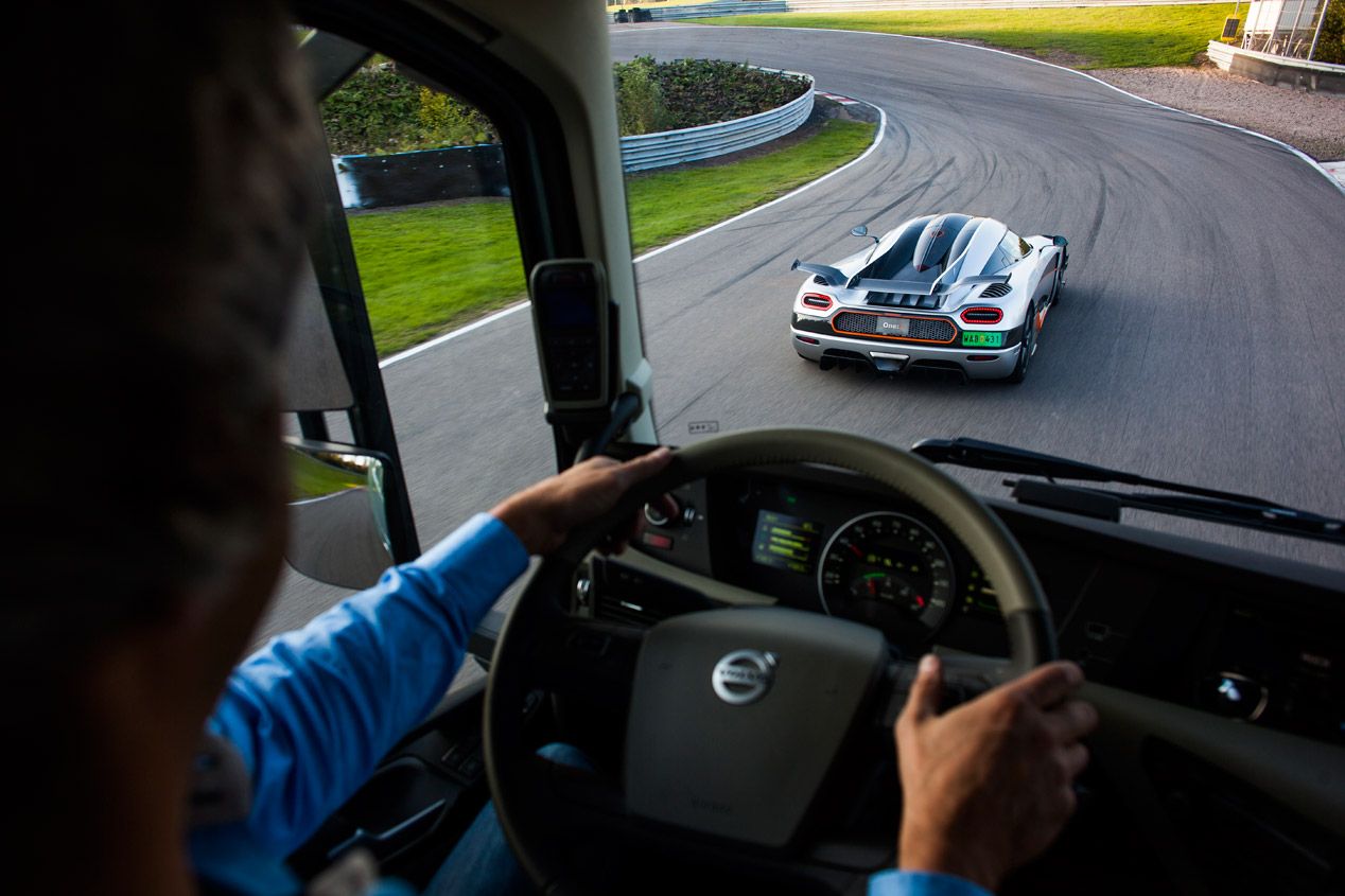 Una carrera única: camión Volvo FH vs Koenigsegg One:1