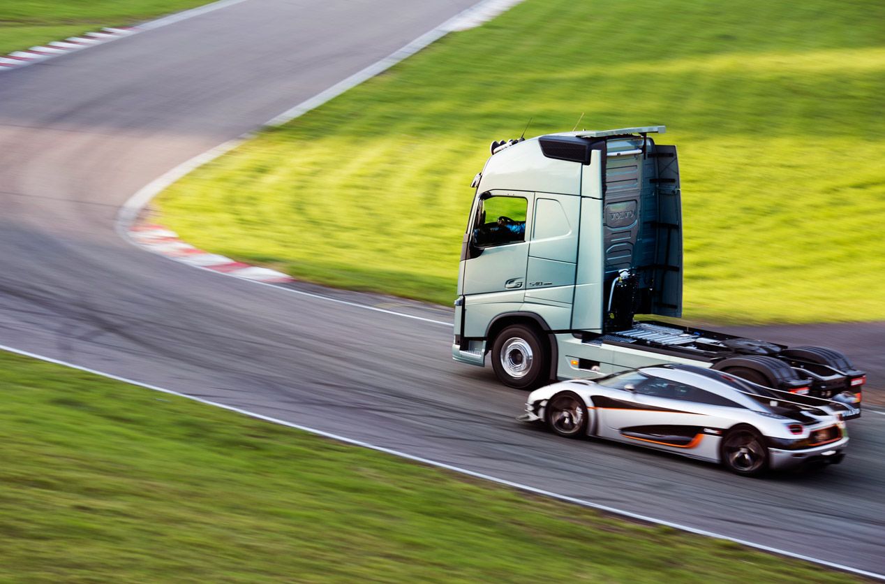 Una carrera única: camión Volvo FH vs Koenigsegg One:1