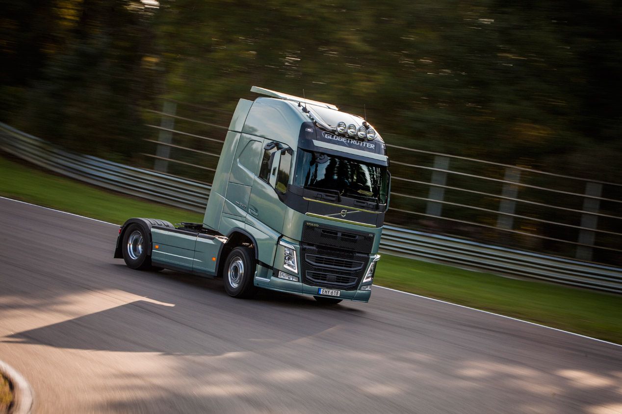 Una carrera única: camión Volvo FH vs Koenigsegg One:1
