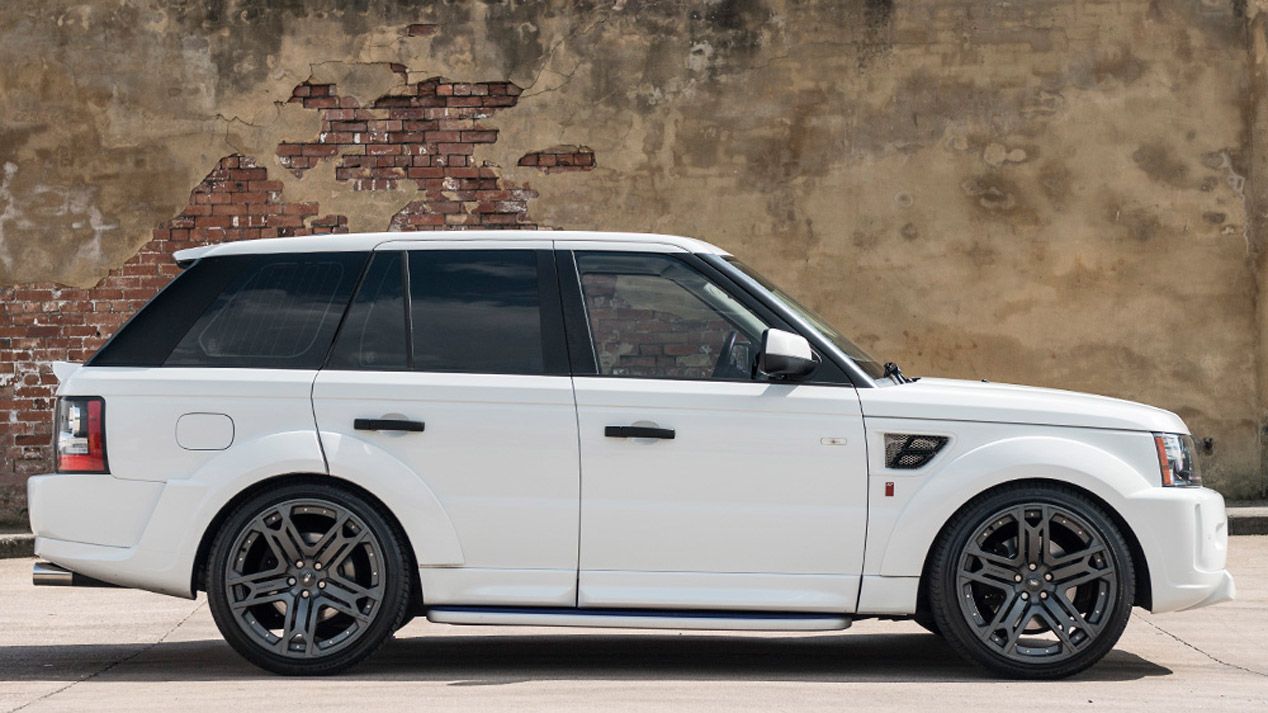 A. Kahn mete mano a tres Range Rover