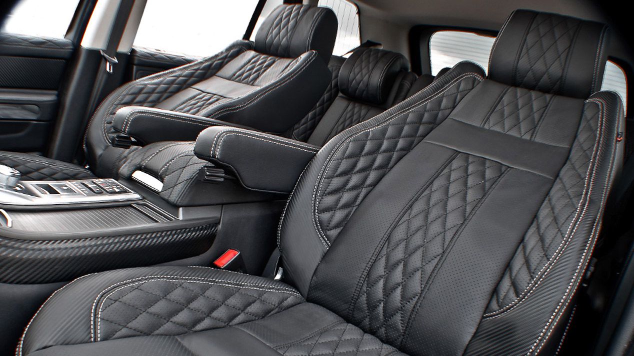 A. Kahn mete mano a tres Range Rover