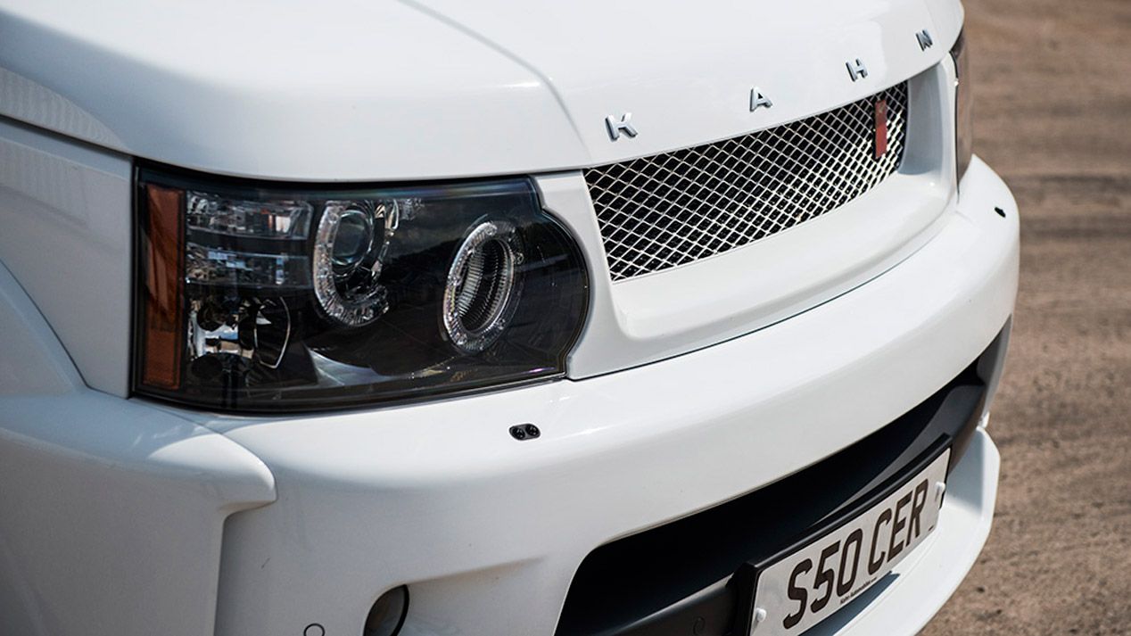 A. Kahn mete mano a tres Range Rover