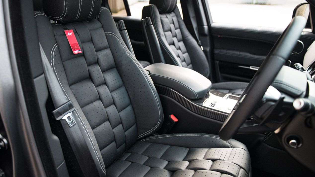 A. Kahn mete mano a tres Range Rover