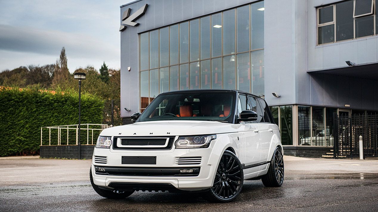 A. Kahn mete mano a tres Range Rover