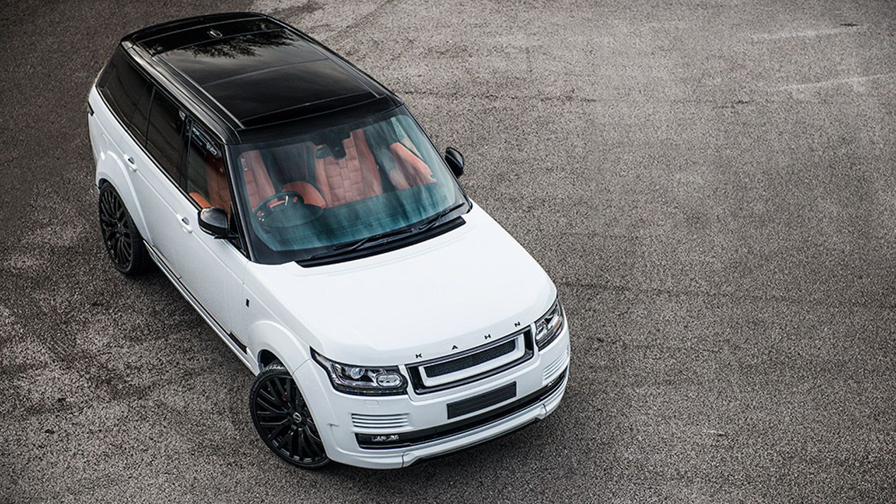 A. Kahn mete mano a tres Range Rover