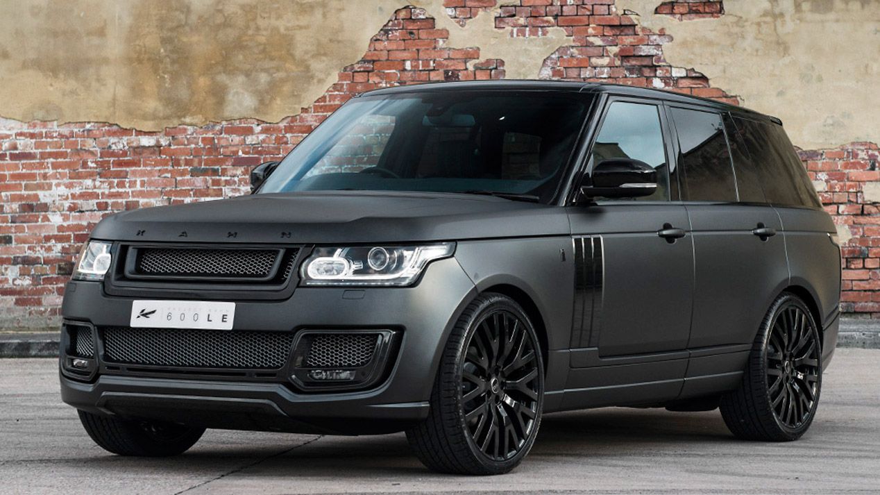 A. Kahn mete mano a tres Range Rover