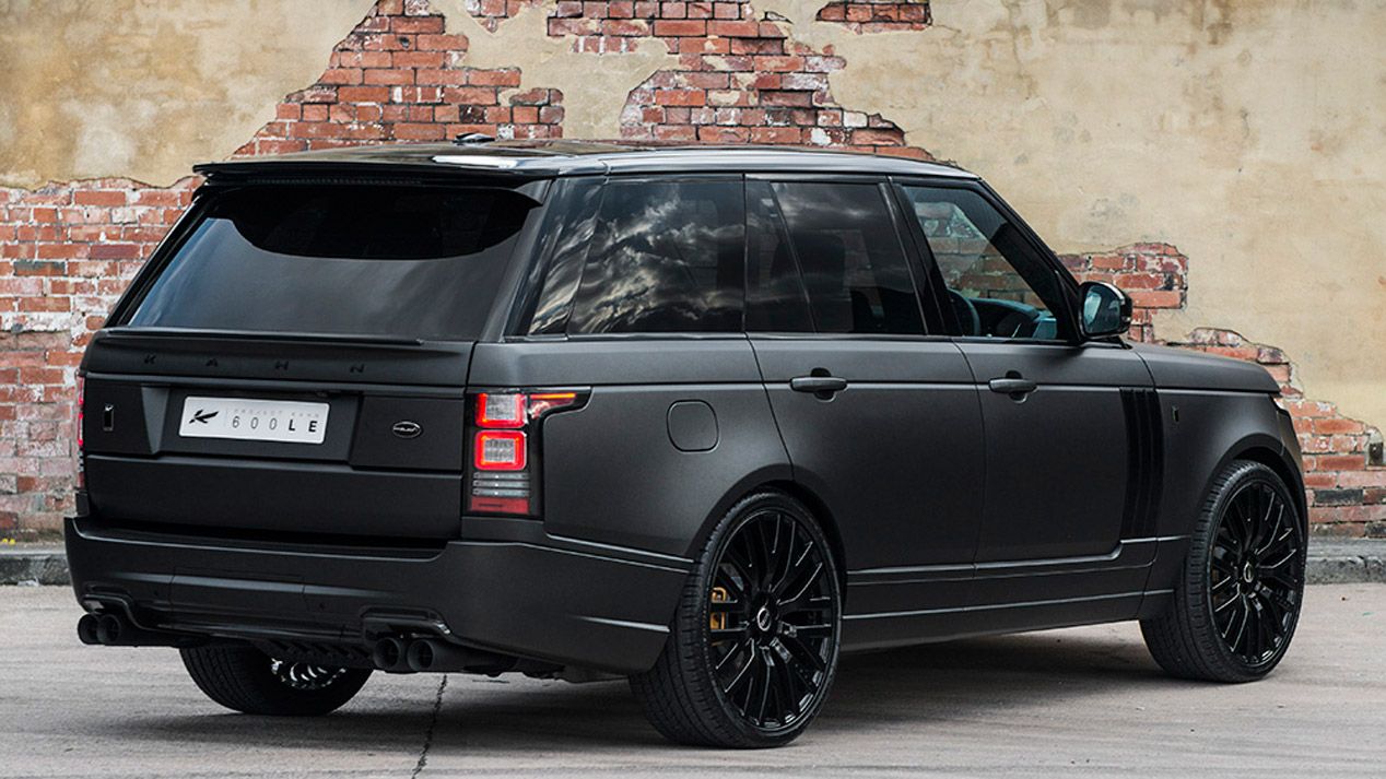 A. Kahn mete mano a tres Range Rover