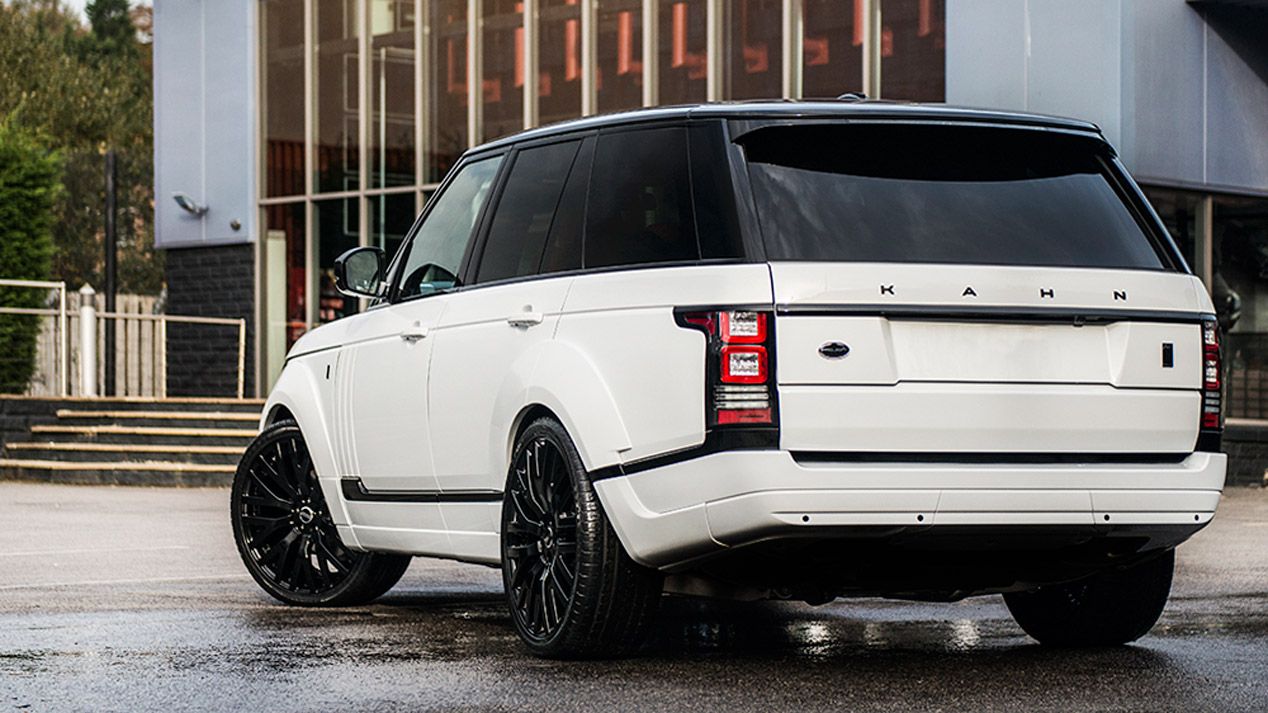 A. Kahn mete mano a tres Range Rover