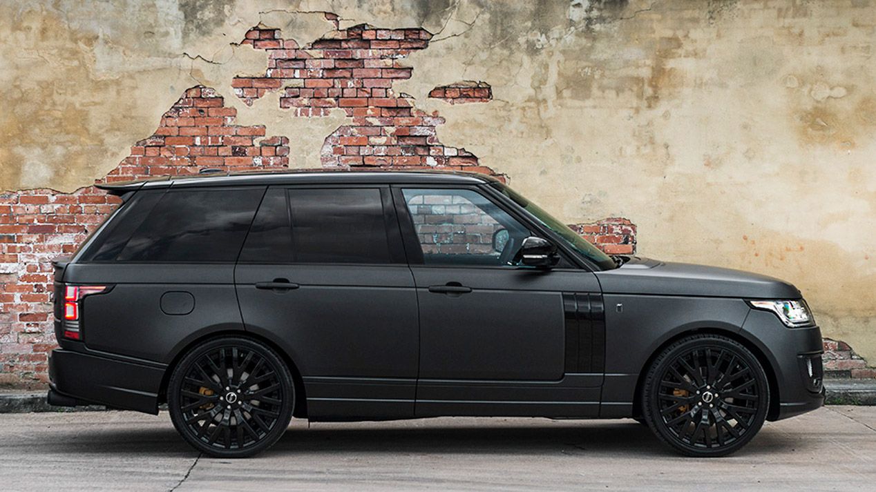 A. Kahn mete mano a tres Range Rover
