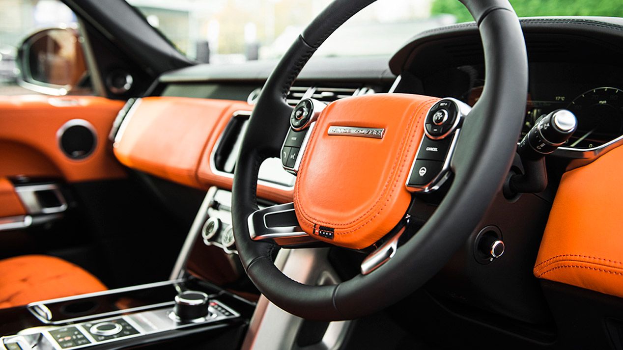 A. Kahn mete mano a tres Range Rover