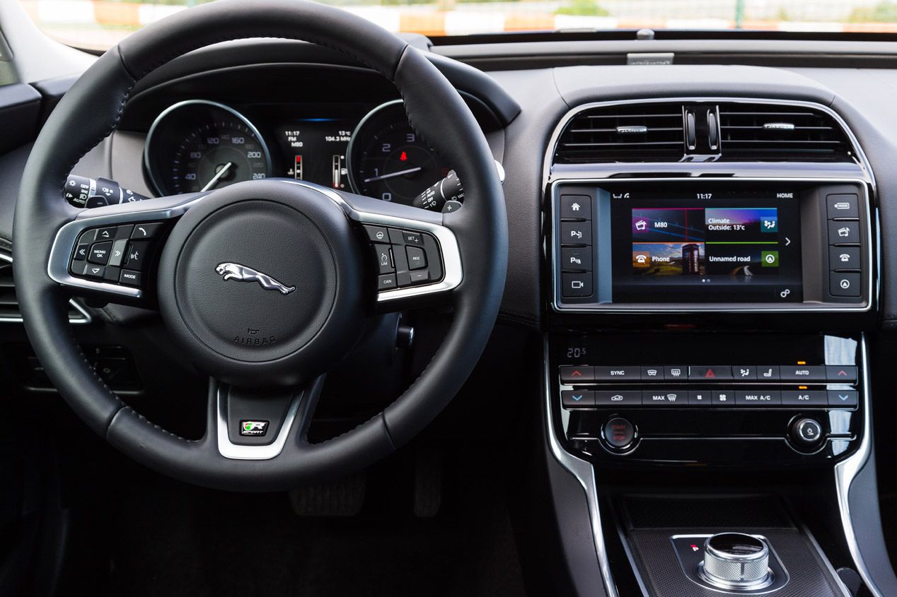 Contacto: nuevo Jaguar XE