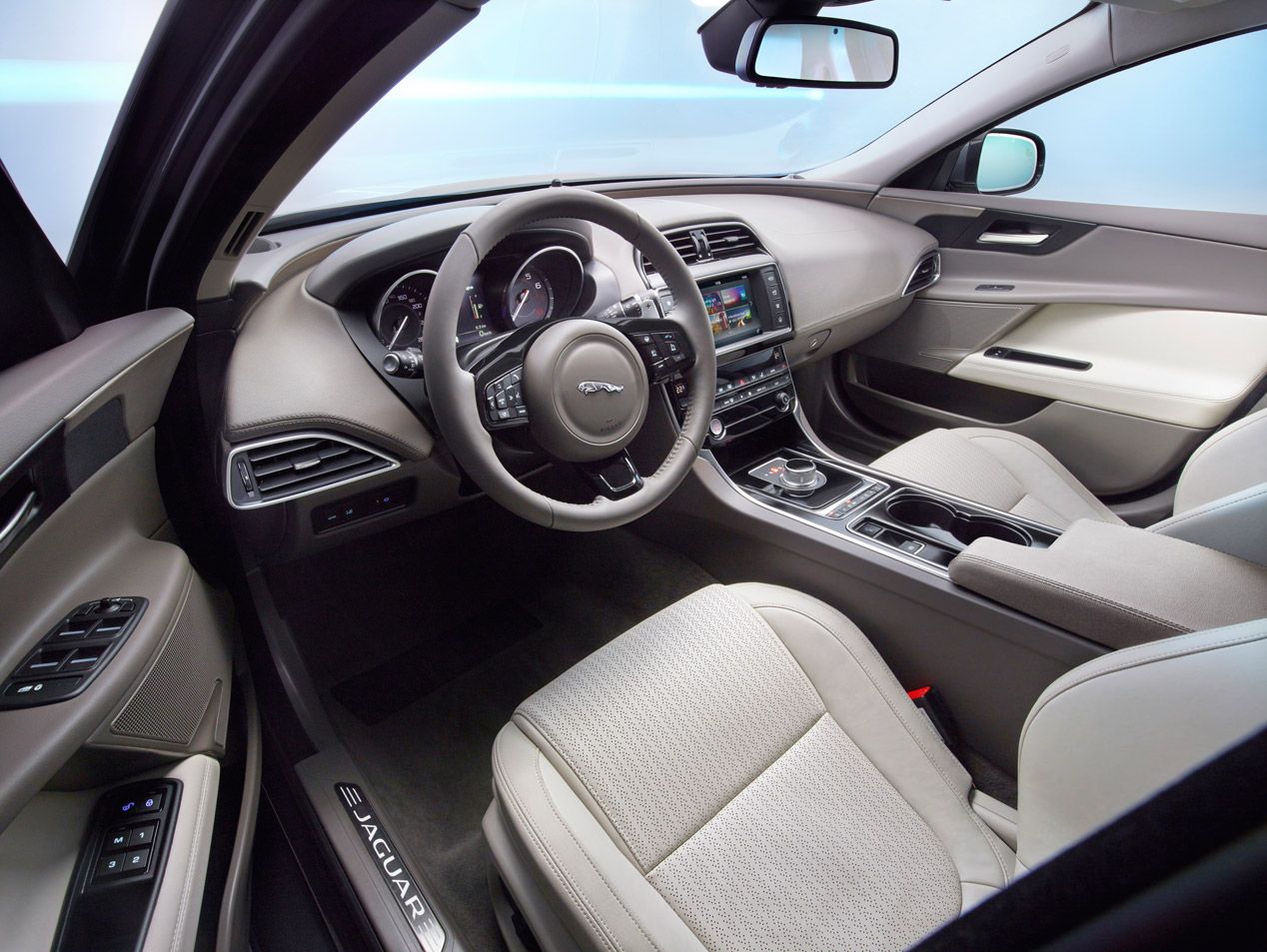 Contacto: nuevo Jaguar XE