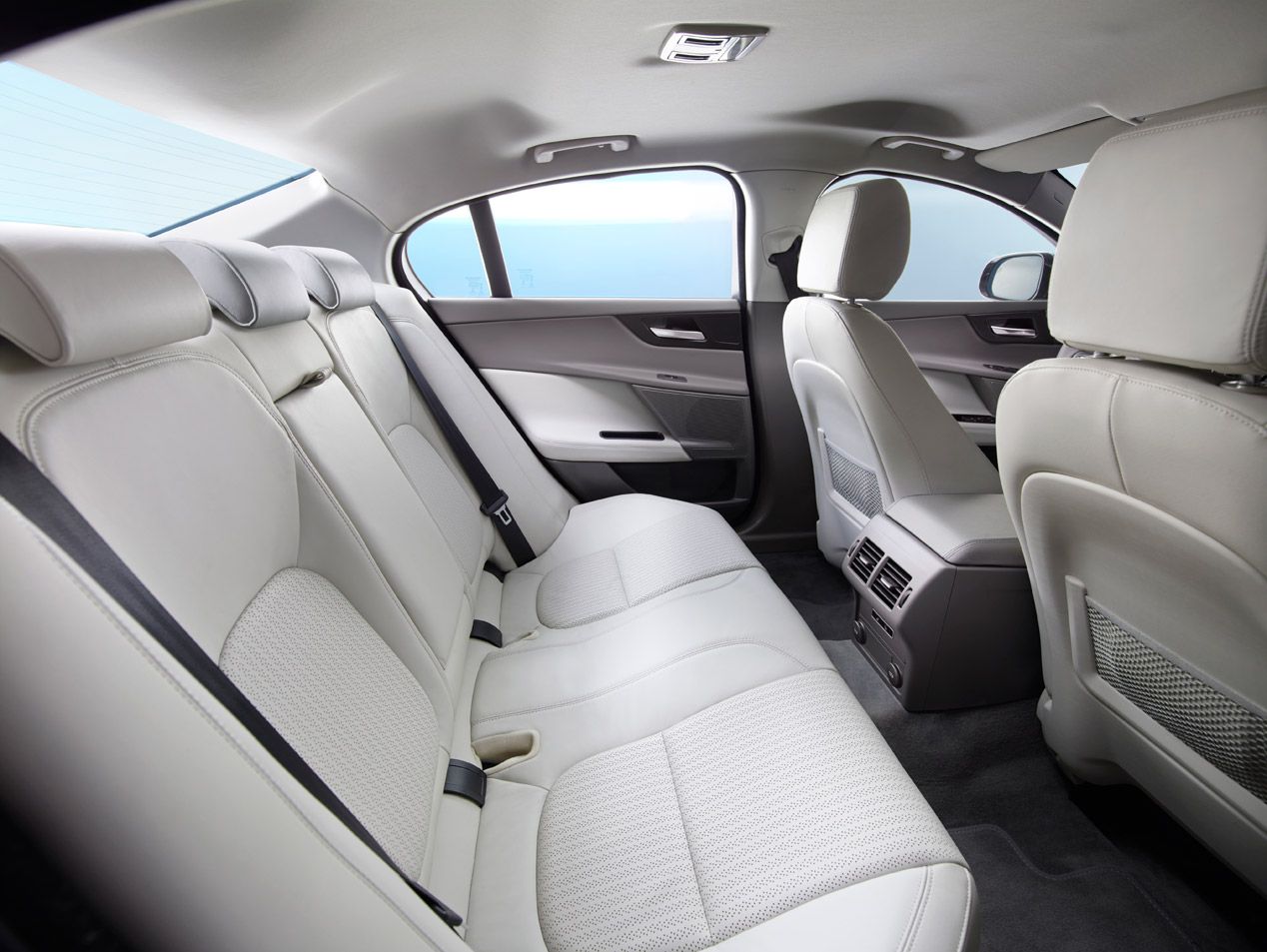 Contacto: nuevo Jaguar XE