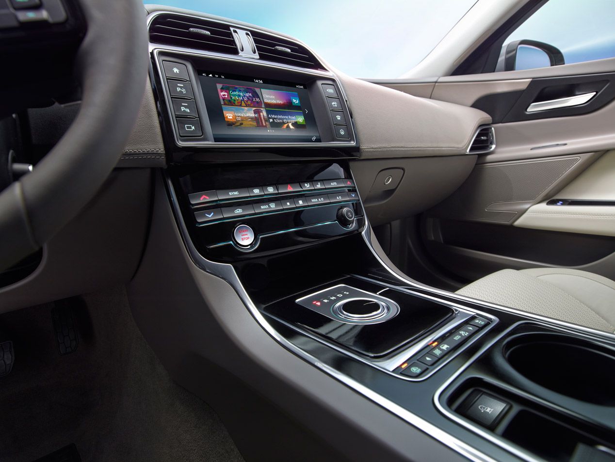 Contacto: nuevo Jaguar XE