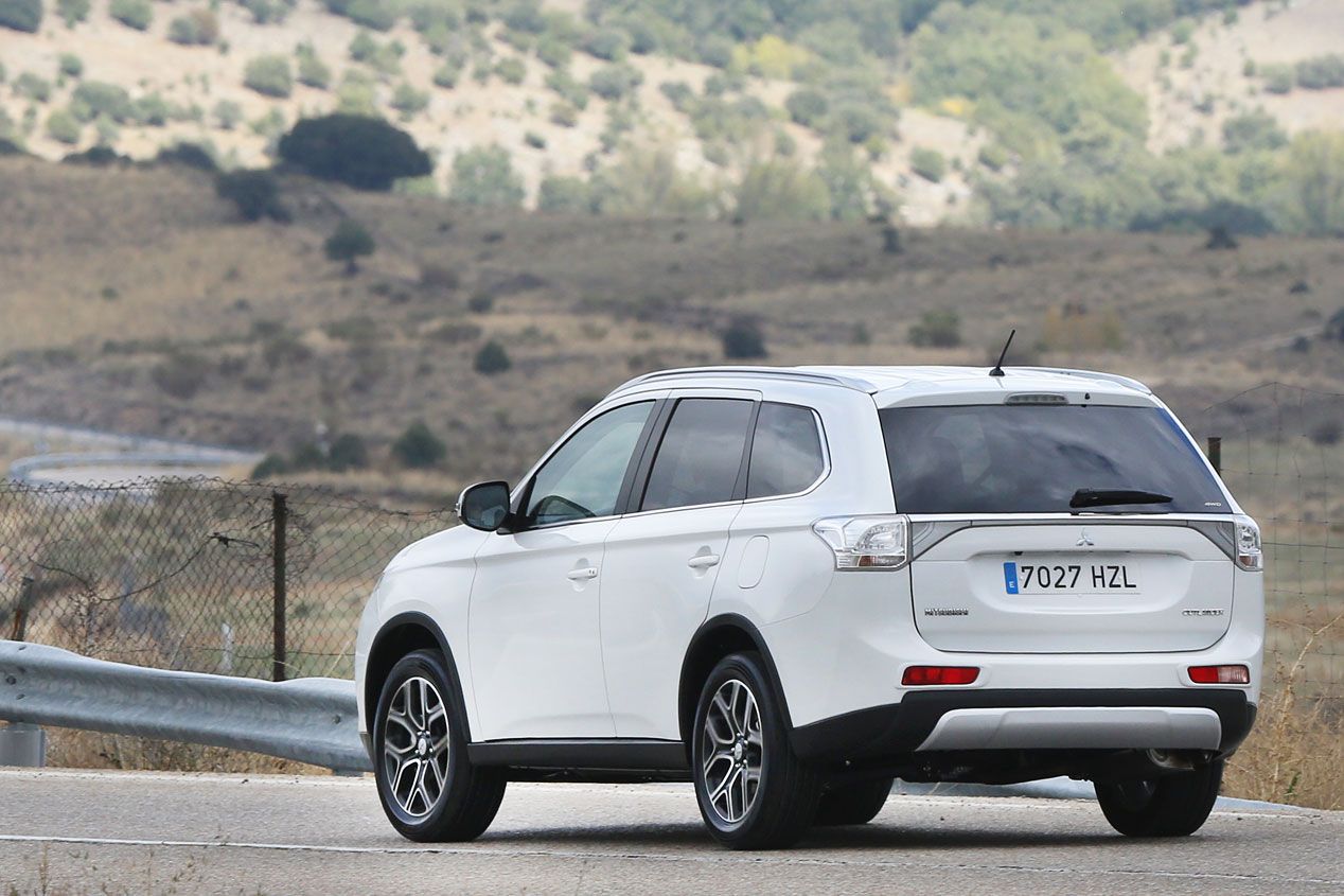 Comparativa: Mitsubishi Outlander 220 DI-D 150 4WD 7 plz vs Nissan X-Trail   1.6 dCi 130 4x4-i 7 plz