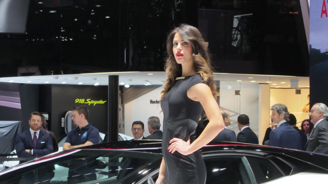 Las chicas más espectaculares del Salón de Ginebra 2015