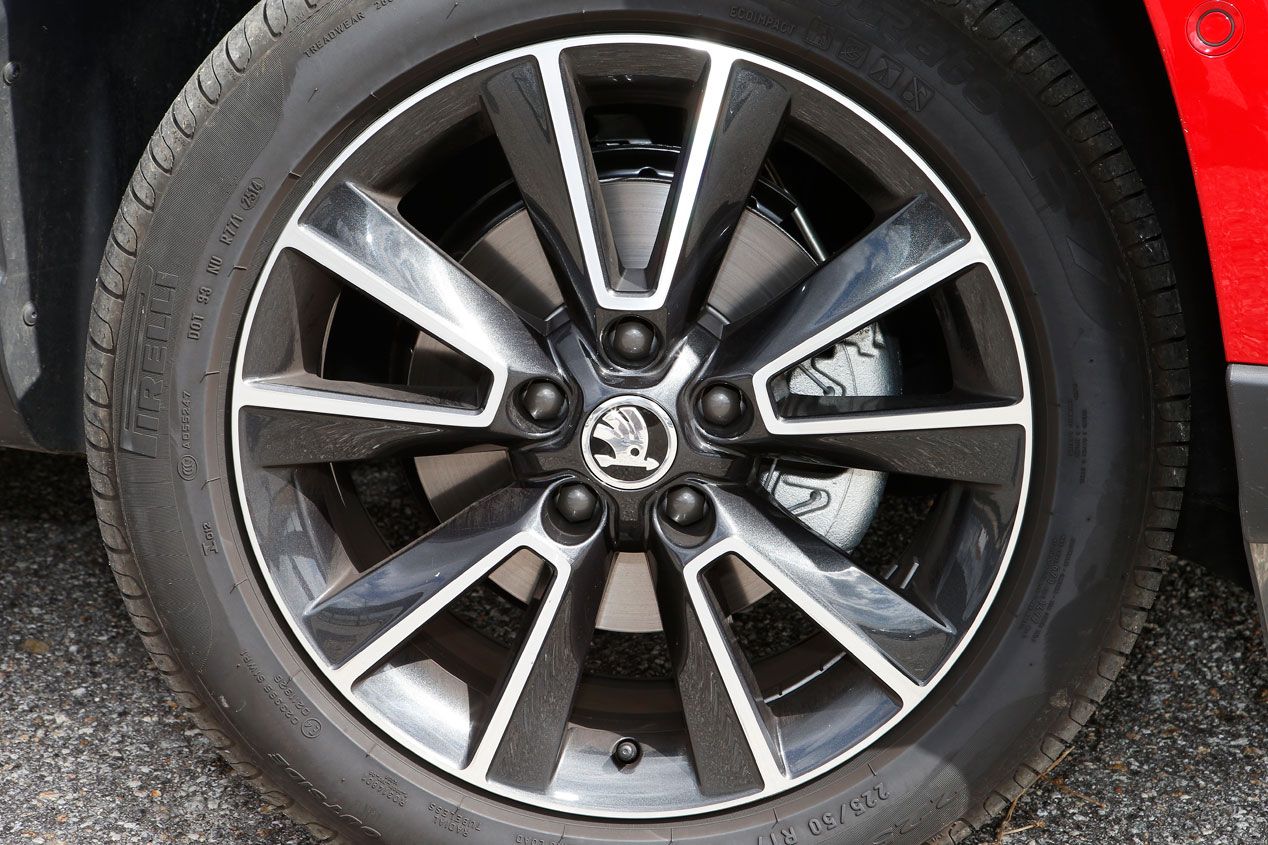 Skoda Yeti Outdoor 2.0 TDI 140 4x4 DSG vs Mitsubishi ASX 220 DI-D 150 ClearTec 4WD Aut.