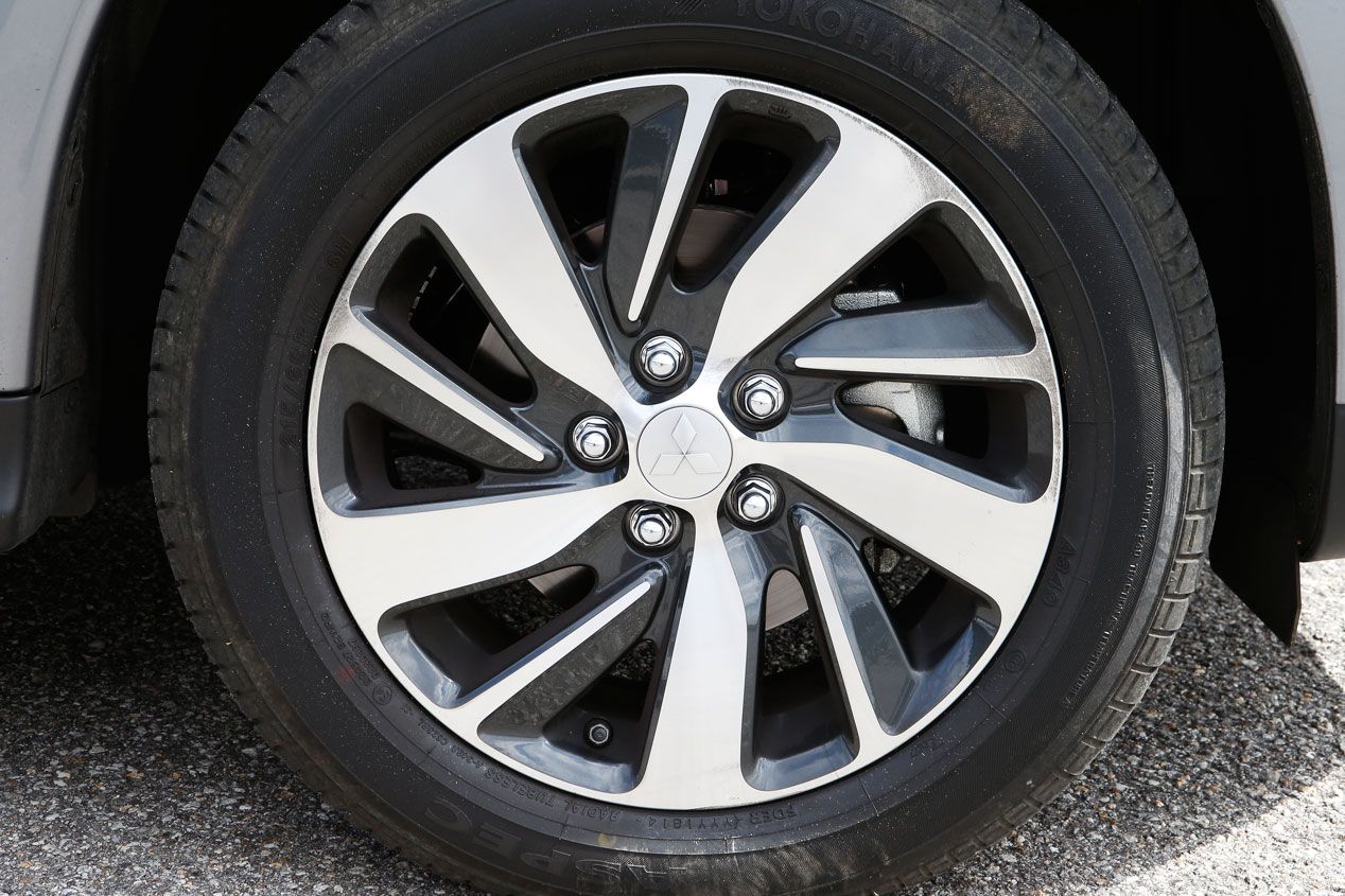 Skoda Yeti Outdoor 2.0 TDI 140 4x4 DSG vs Mitsubishi ASX 220 DI-D 150 ClearTec 4WD Aut.