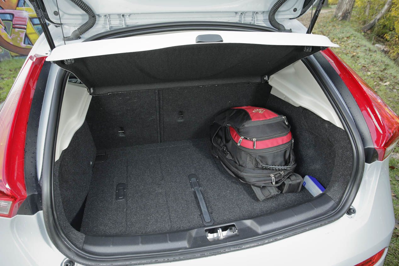 Comparativa: Volkswagen Golf GTD vs Volvo V40 D4