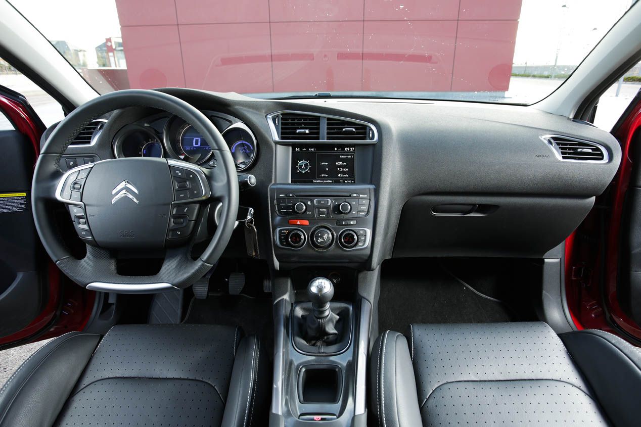 Comparativa: Citroën C4 PureTech 130 vs Renault Mégane TCe 130 y Toyota Auris Hybrid