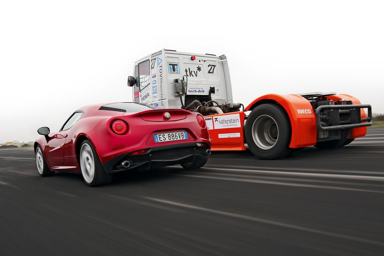 Alfa 4C contra Iveco Stralis, el bello y la bestia
