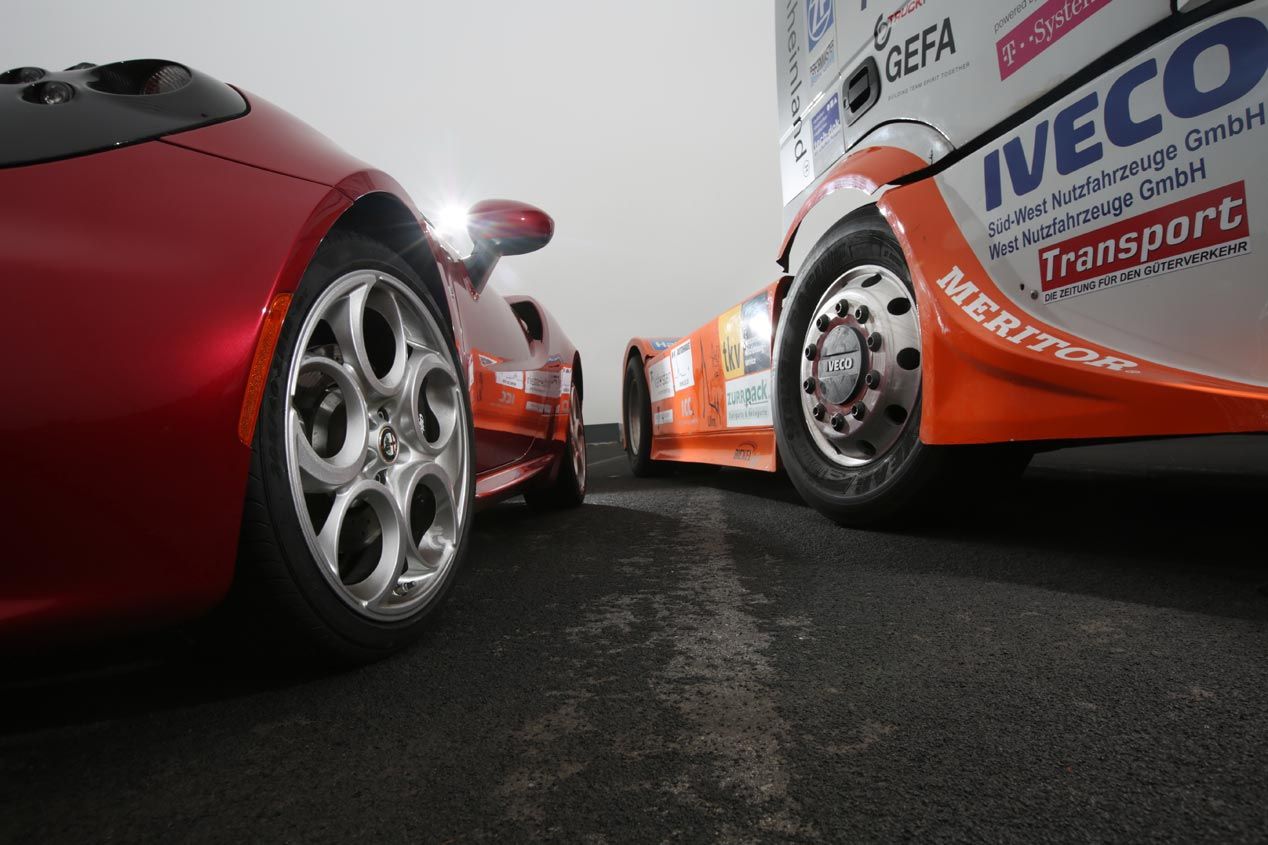 Alfa 4C contra Iveco Stralis, el bello y la bestia