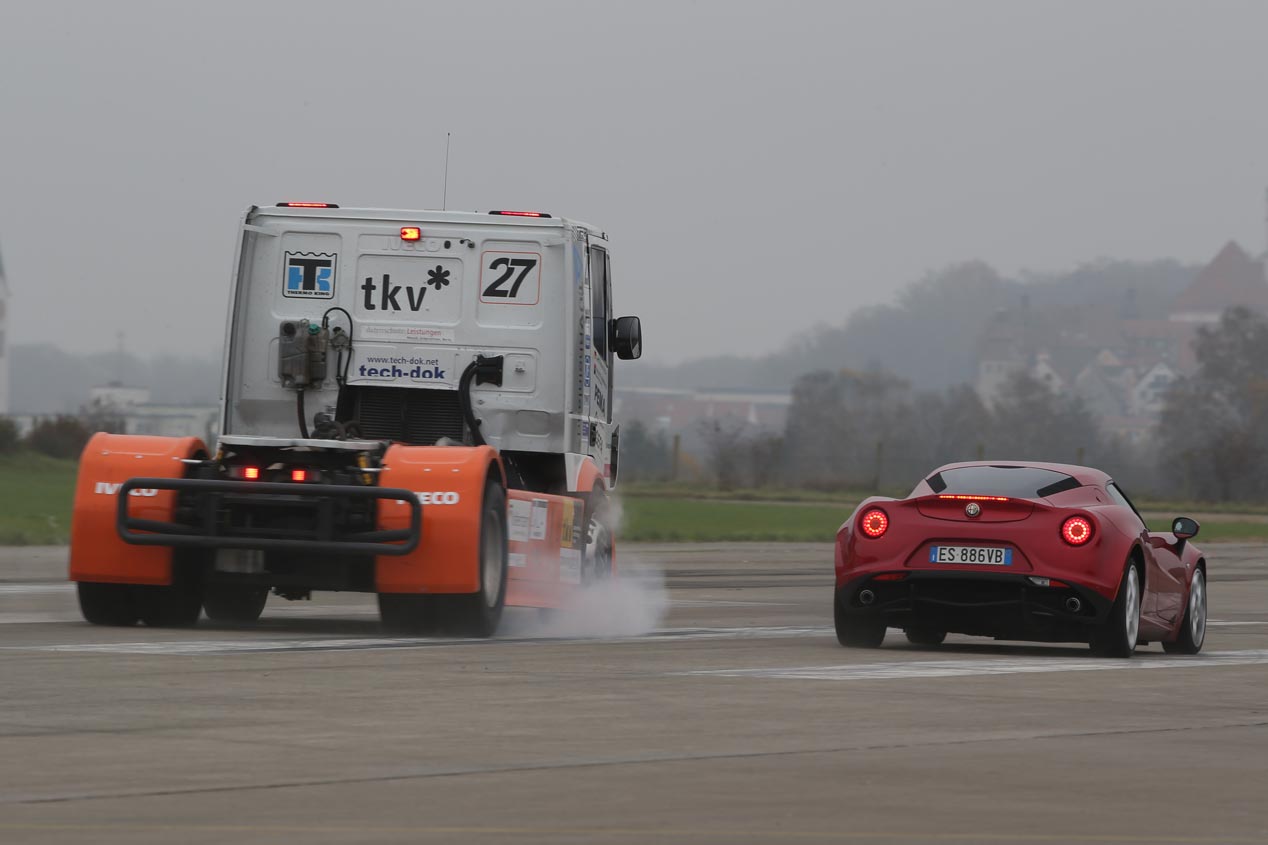Alfa 4C contra Iveco Stralis, el bello y la bestia