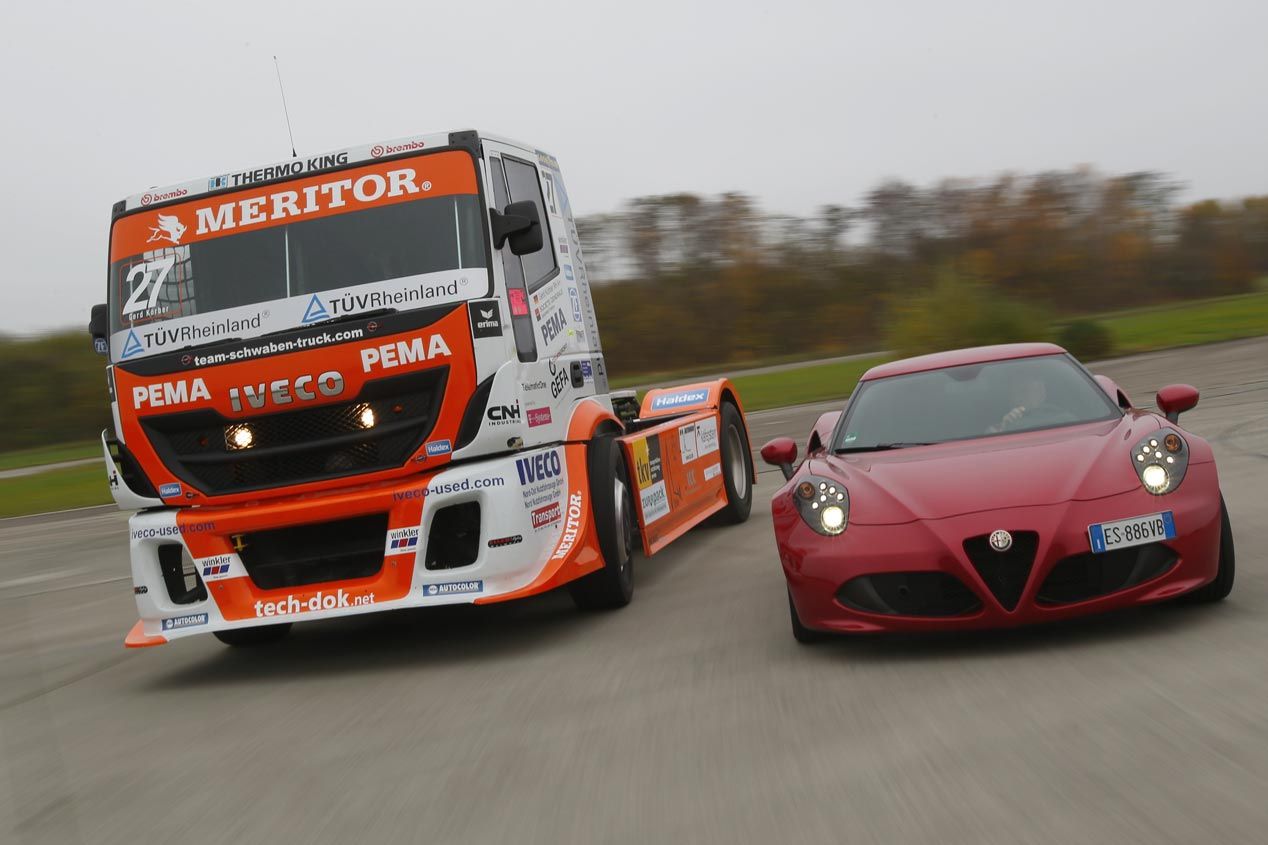 Alfa 4C contra Iveco Stralis, el bello y la bestia