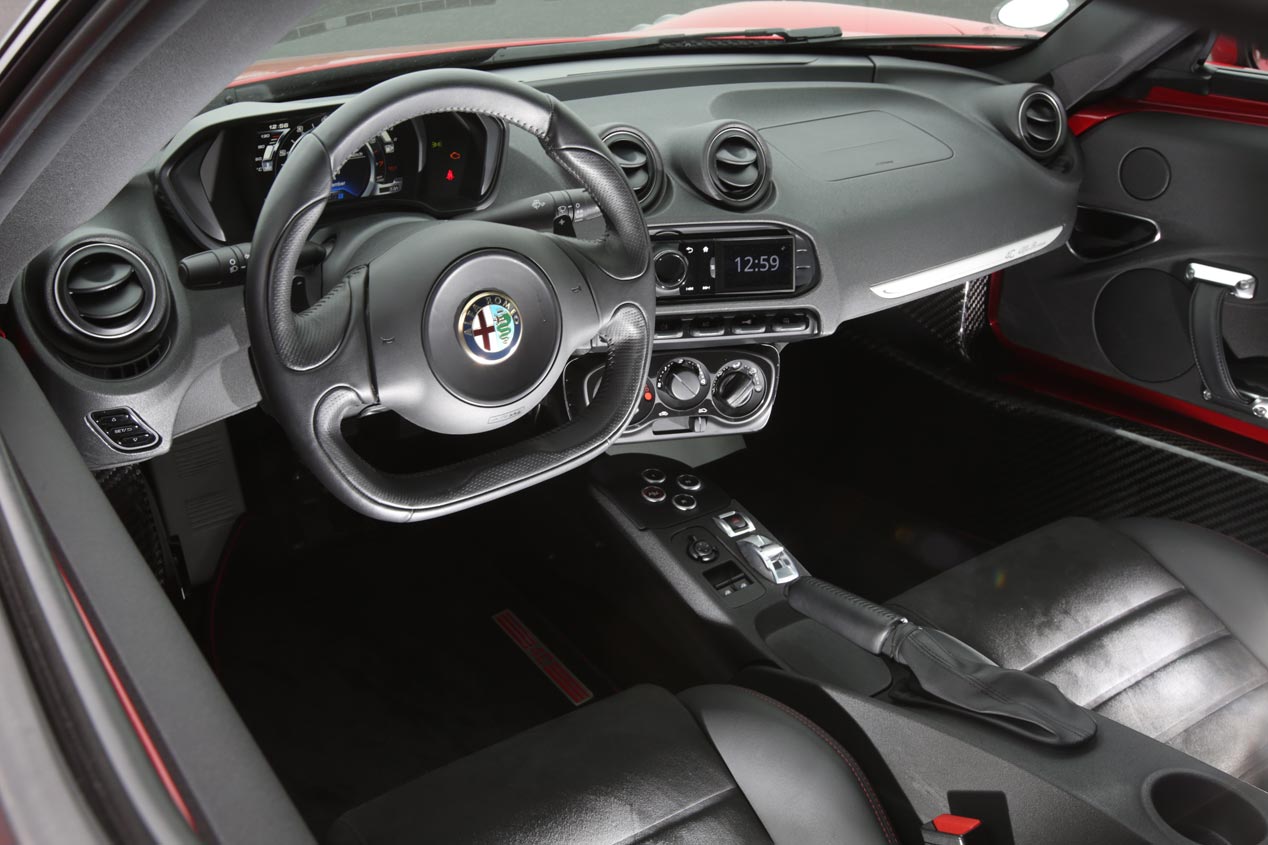 Alfa 4C contra Iveco Stralis, el bello y la bestia