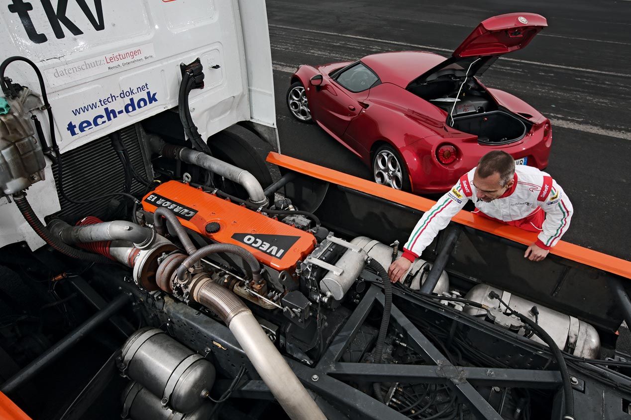 Alfa 4C contra Iveco Stralis, el bello y la bestia