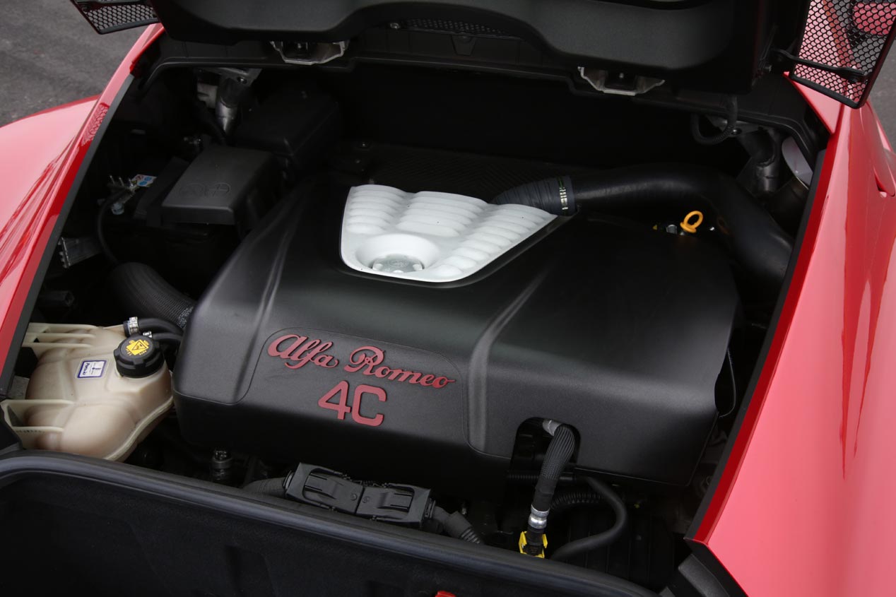 Alfa 4C contra Iveco Stralis, el bello y la bestia