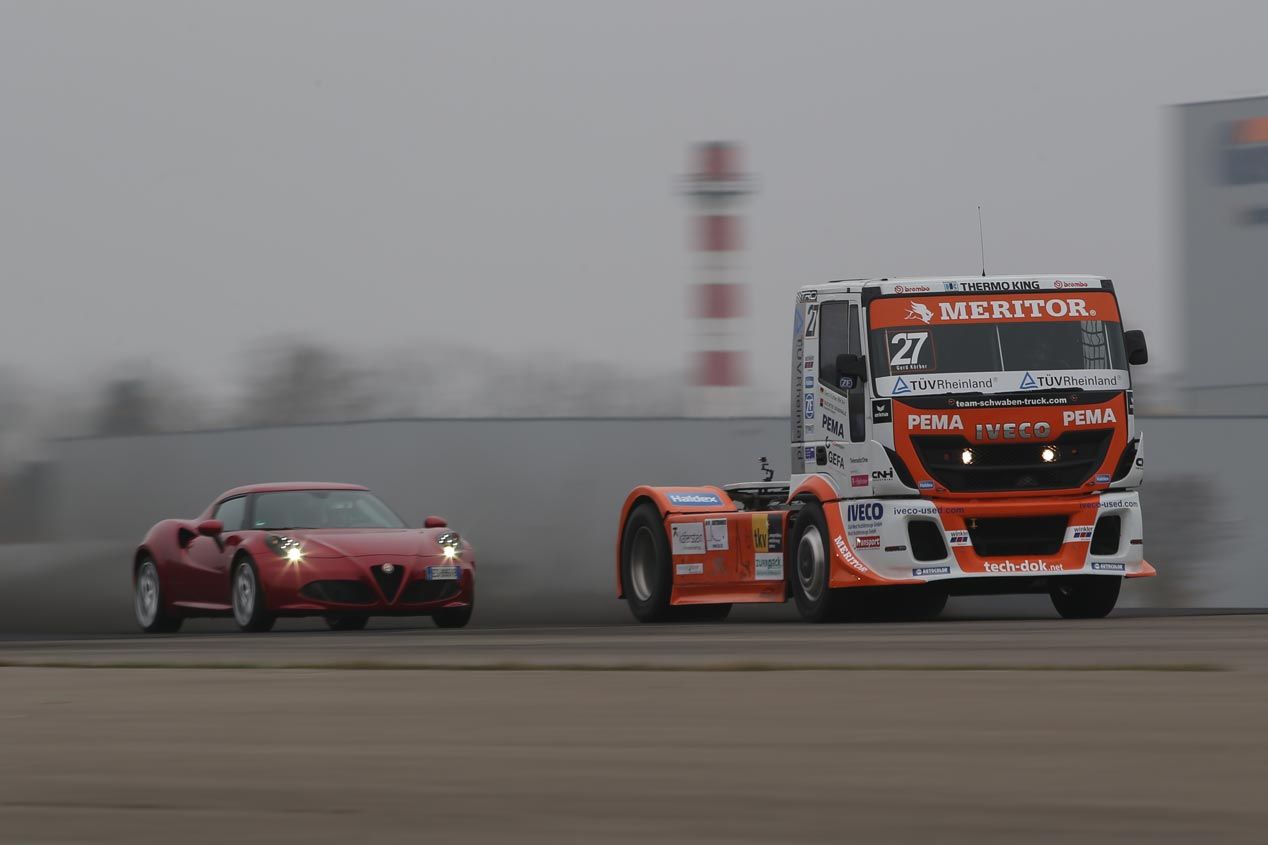 Alfa 4C contra Iveco Stralis, el bello y la bestia
