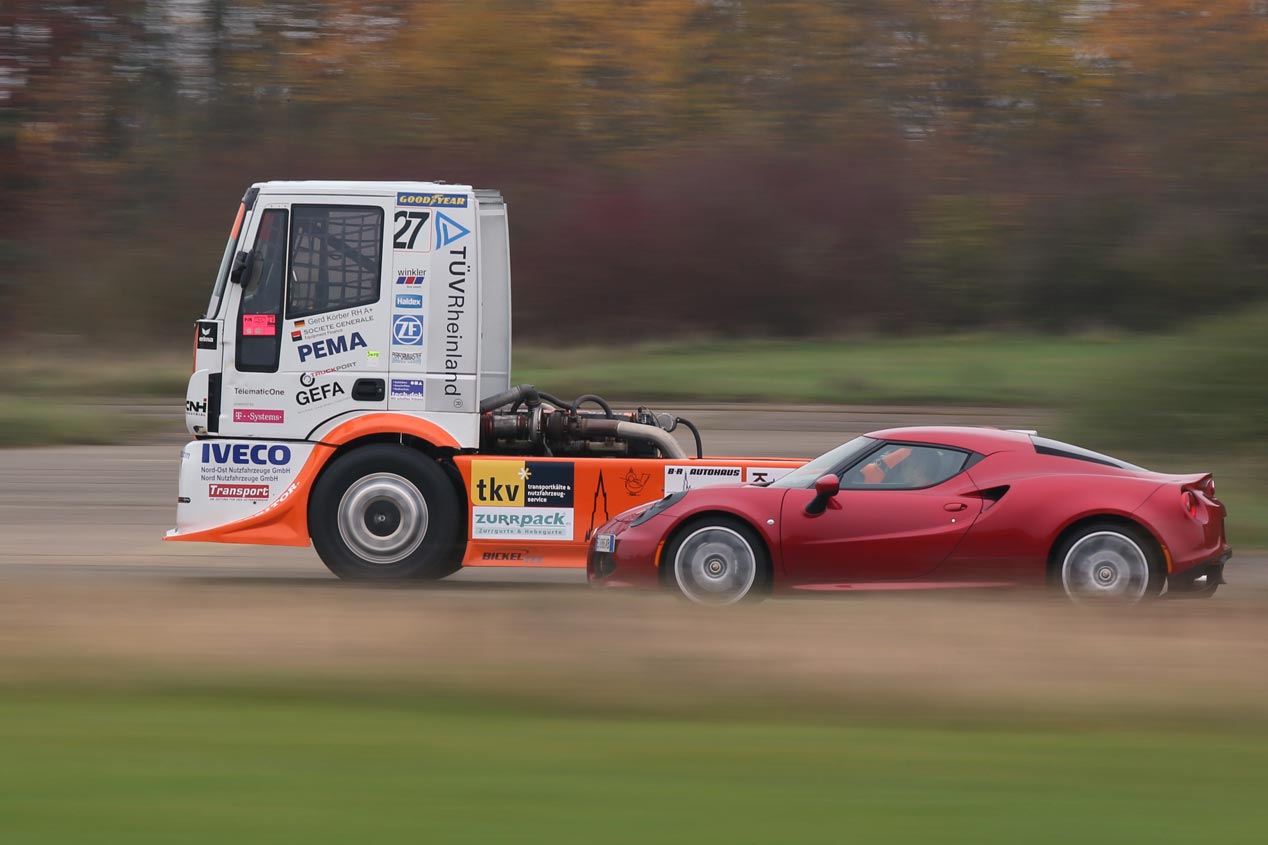 Alfa 4C contra Iveco Stralis, el bello y la bestia